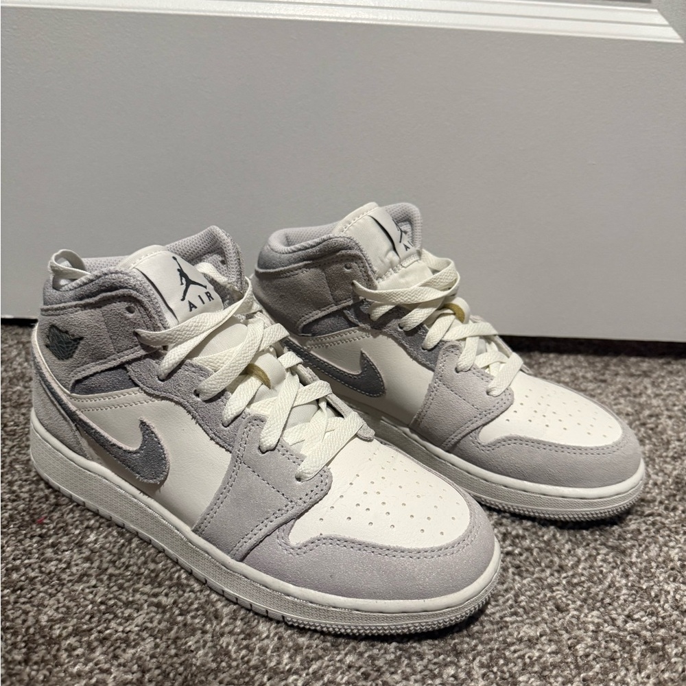 Jordan Kids Sneakers in Gray and White